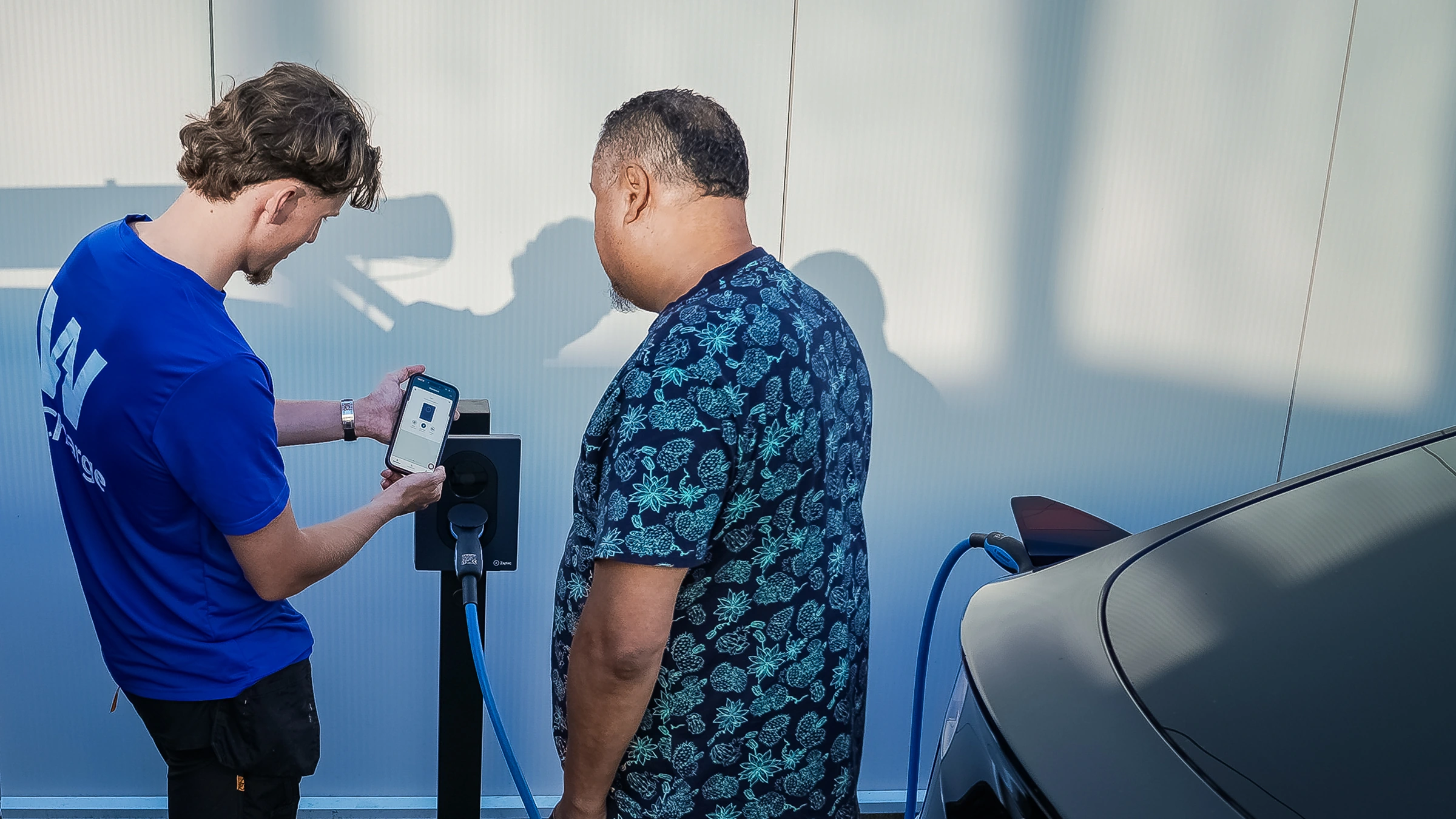 Rico geeft uitleg bij een WeCharge-installatie