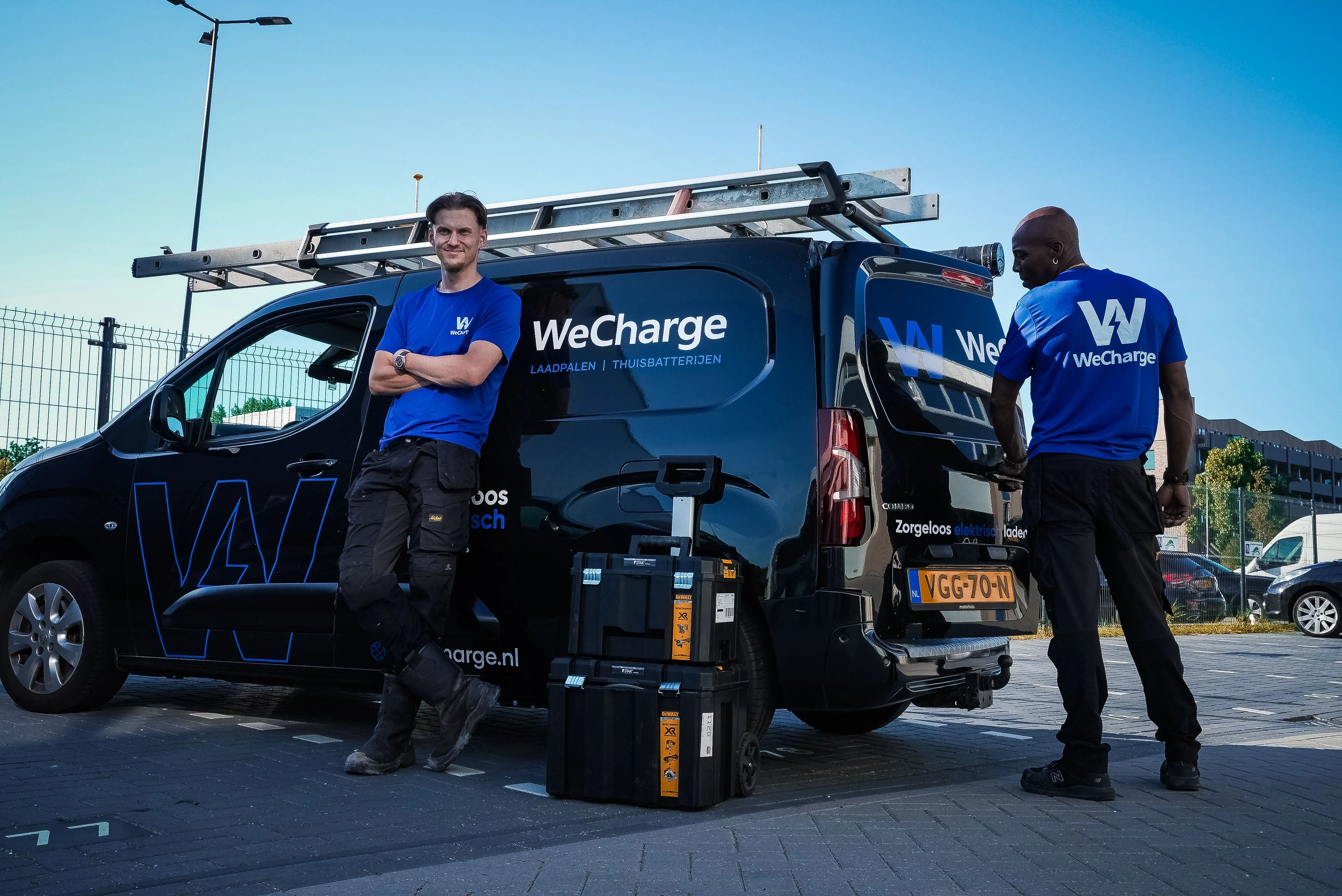 WeCharge-monteurs met materiaal bij de bedrijfsbus