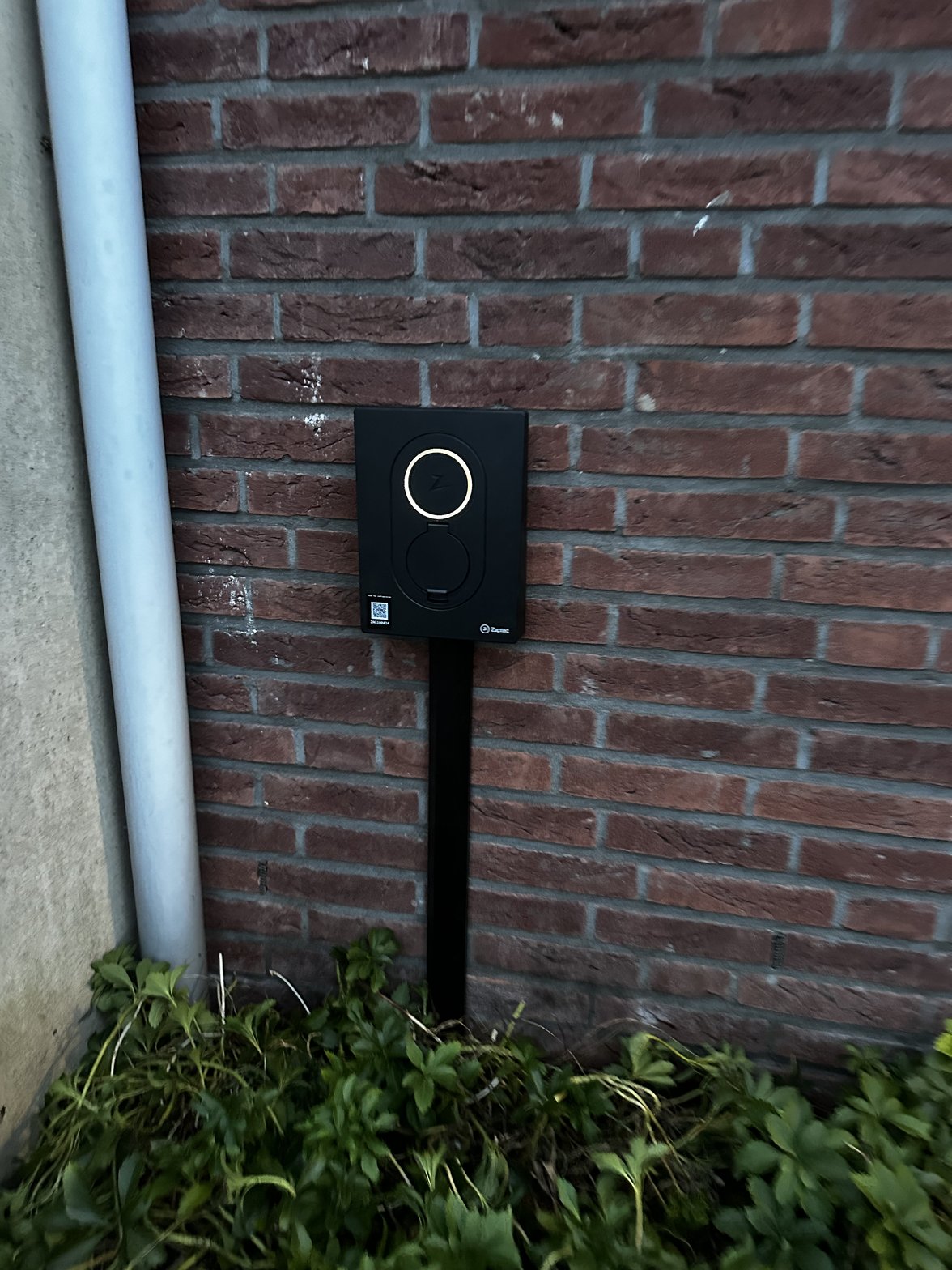 Zaptec Go laadpaal gemonteerd aan bakstenen muur