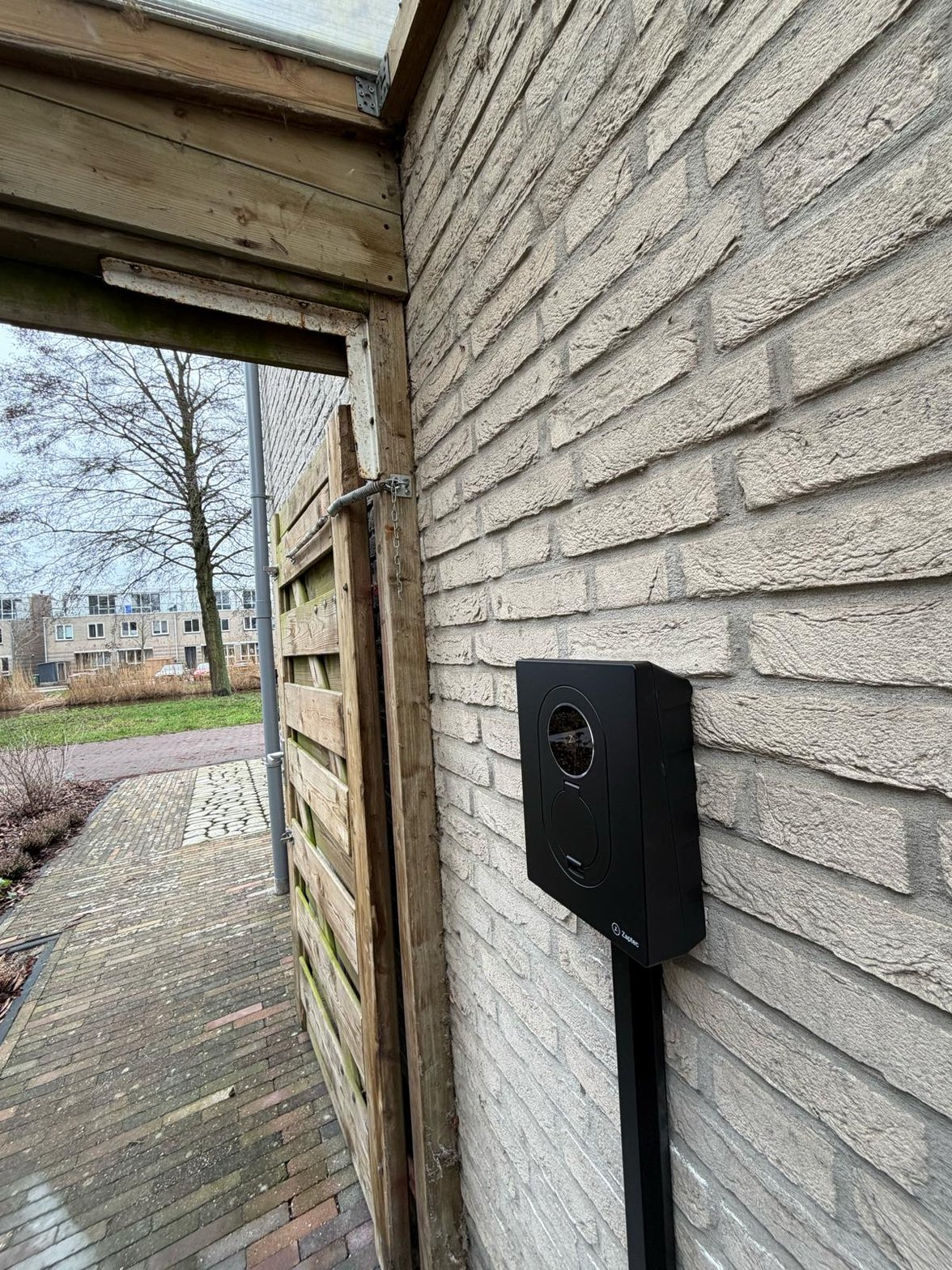 Zaptec Go laadpaal aan lichte stenen gevel